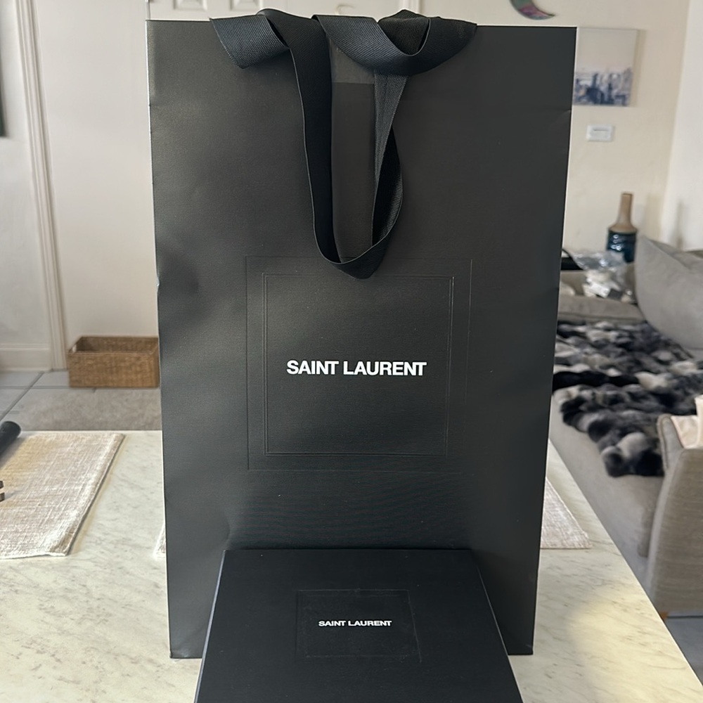 ✨✨Luxury Designer Bags and Boxes for Sale!
Saint Laurent, show box + bag ✨✨ - Picture 4 of 14